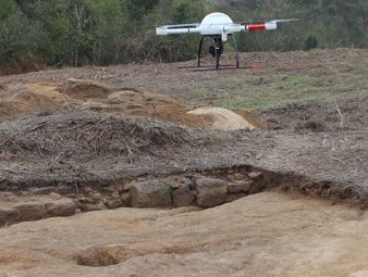drone revisando campo por Breogán Arqueoloxía